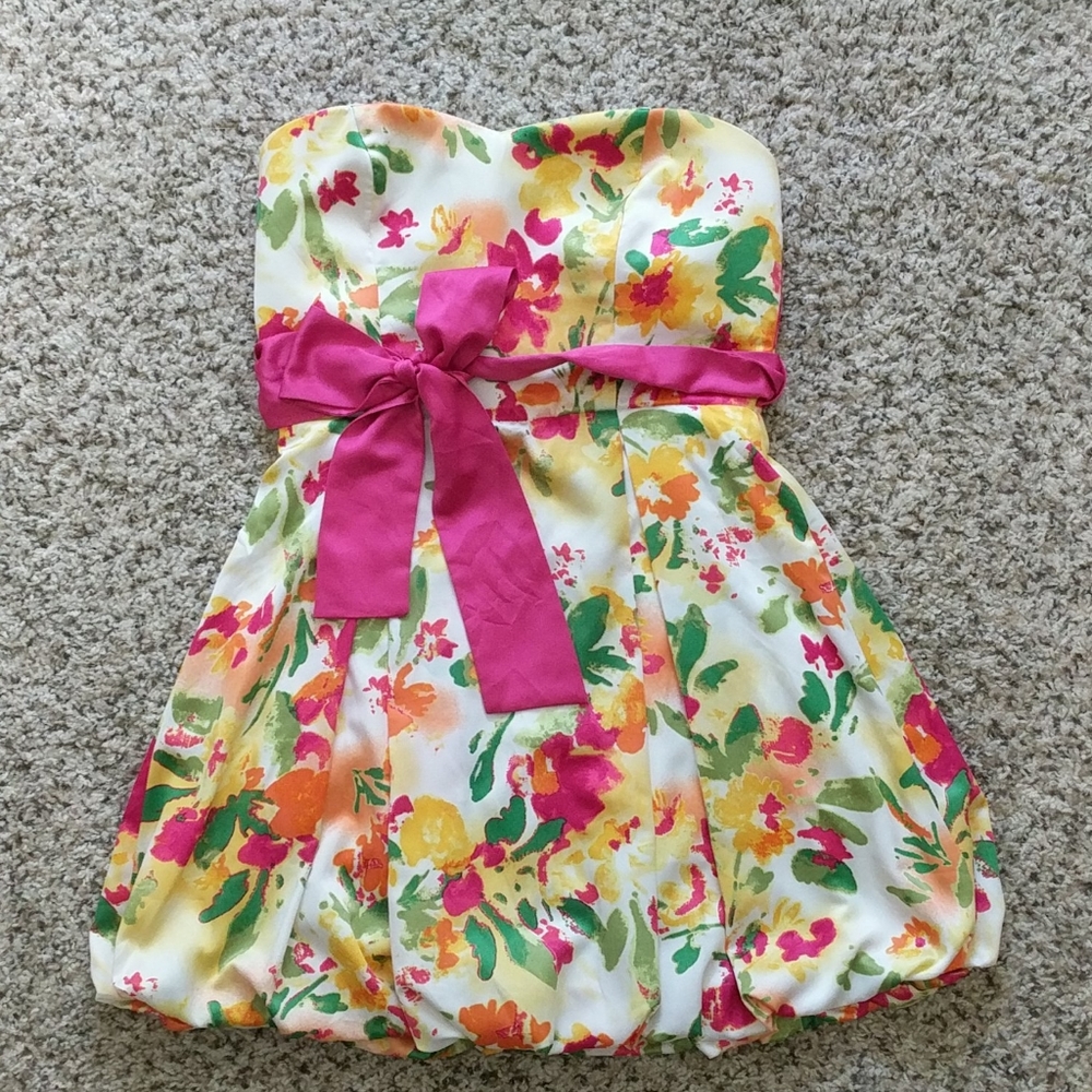Strapless, flowered minidress with hot pink ribbon
